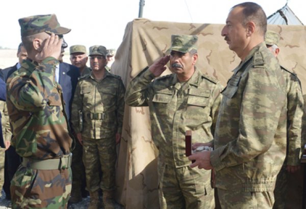 Azerbaijani president visits frontline military unit (PHOTO)