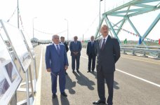 Президент Азербайджана принял участие в открытии моста через Куру на автодороге Гаджигабул-Бахрамтепе (ФОТО)