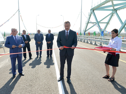 Президент Азербайджана принял участие в открытии моста через Куру на автодороге Гаджигабул-Бахрамтепе (ФОТО)