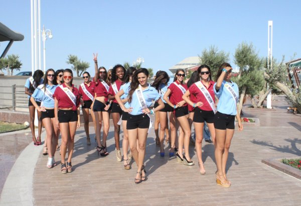 Участницы "Miss Globe İnternational" провели репетицию на искусственном архипелаге в Баку (ФОТО)