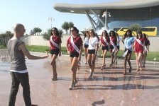 Участницы "Miss Globe İnternational" провели репетицию на искусственном архипелаге в Баку (ФОТО)