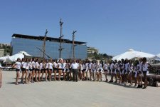 Красавицы со всего мира на берегу Каспийского моря в Баку (ФОТО)