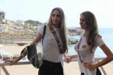 Красавицы со всего мира на берегу Каспийского моря в Баку (ФОТО)