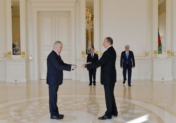 Президент Азербайджана принял верительные грамоты послов ряда стран  (ФОТО)