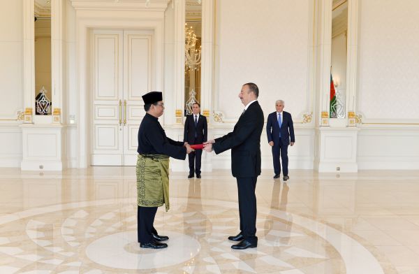 Президент Азербайджана принял верительные грамоты послов ряда стран  (ФОТО)