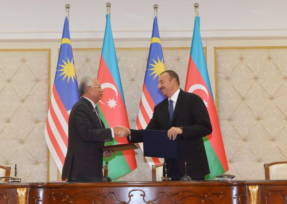 Azerbaijan, Malaysia sign documents (PHOTO)