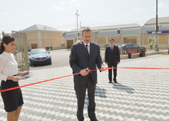 Президент Азербайджана принял участие в открытии новых зданий средних школ в поселке Амирджан и Бинагадинском районе Баку (ФОТО)