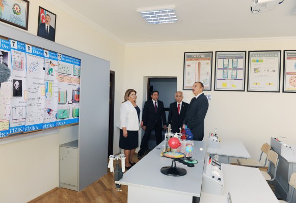 Президент Азербайджана принял участие в открытии новых зданий средних школ в поселке Амирджан и Бинагадинском районе Баку (ФОТО)