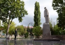 Azerbaijani president visits statue of national leader Heydar Aliyev in Ismayilli (PHOTO)