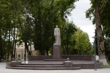 Azerbaijani president visits statue of national leader Heydar Aliyev in Ismayilli (PHOTO)