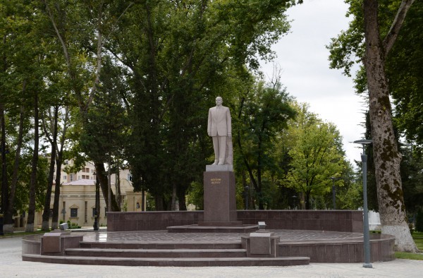 Azerbaijani president visits statue of national leader Heydar Aliyev in Ismayilli (PHOTO)