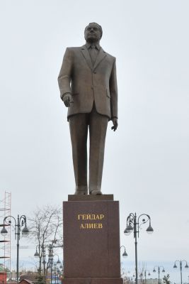 Президент Азербайджана посетил памятник общенациональному лидеру Гейдару Алиеву в Астрахани (ФОТО)