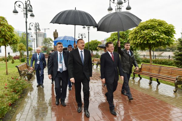 Президент Азербайджана посетил памятник общенациональному лидеру Гейдару Алиеву в Астрахани (ФОТО)