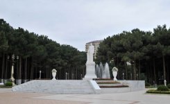 President Aliyev visits statue of national leader Heydar Aliyev in Khirdalan (PHOTO)