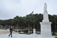 President Aliyev visits statue of national leader Heydar Aliyev in Khirdalan (PHOTO)