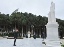 President Aliyev visits statue of national leader Heydar Aliyev in Khirdalan (PHOTO)