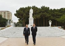 President Aliyev visits statue of national leader Heydar Aliyev in Khirdalan (PHOTO)