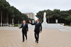President Aliyev visits statue of national leader Heydar Aliyev in Khirdalan (PHOTO)