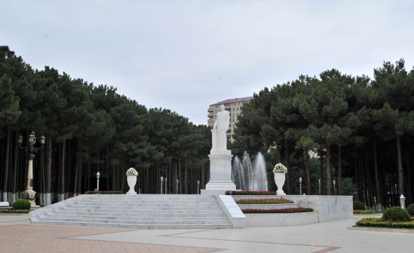 President Aliyev visits statue of national leader Heydar Aliyev in Khirdalan (PHOTO)