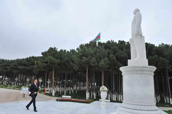 President Aliyev visits statue of national leader Heydar Aliyev in Khirdalan (PHOTO)