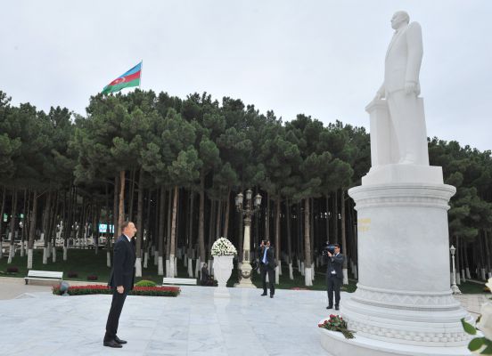 President Aliyev visits statue of national leader Heydar Aliyev in Khirdalan (PHOTO)