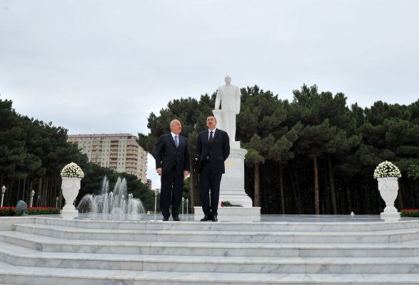 President Aliyev visits statue of national leader Heydar Aliyev in Khirdalan (PHOTO)