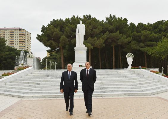 President Aliyev visits statue of national leader Heydar Aliyev in Khirdalan (PHOTO)