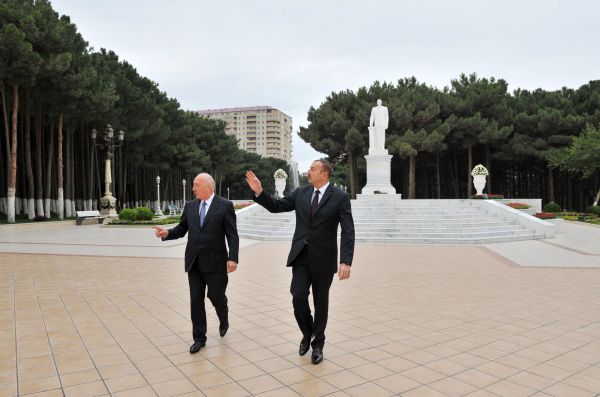 President Aliyev visits statue of national leader Heydar Aliyev in Khirdalan (PHOTO)