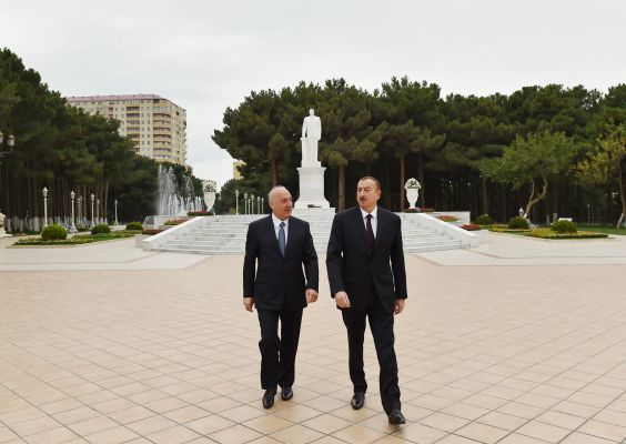 President Aliyev visits statue of national leader Heydar Aliyev in Khirdalan (PHOTO)