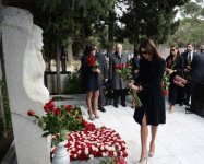 Первая леди Азербайджана Мехрибан Алиева и члены ее семьи посетили могилу выдающегося ученого-востоковеда Аиды Имангулиевой по случаю 75-летия со дня ее рождения (ФОТО)