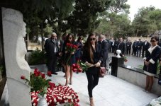 Первая леди Азербайджана Мехрибан Алиева и члены ее семьи посетили могилу выдающегося ученого-востоковеда Аиды Имангулиевой по случаю 75-летия со дня ее рождения (ФОТО)