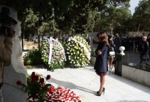 Первая леди Азербайджана Мехрибан Алиева и члены ее семьи посетили могилу выдающегося ученого-востоковеда Аиды Имангулиевой по случаю 75-летия со дня ее рождения (ФОТО)
