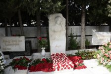 Первая леди Азербайджана Мехрибан Алиева и члены ее семьи посетили могилу выдающегося ученого-востоковеда Аиды Имангулиевой по случаю 75-летия со дня ее рождения (ФОТО)