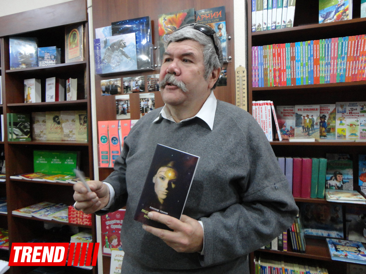 Александр Хакимов представил в Баку новую фантастическую книгу (ФОТО)