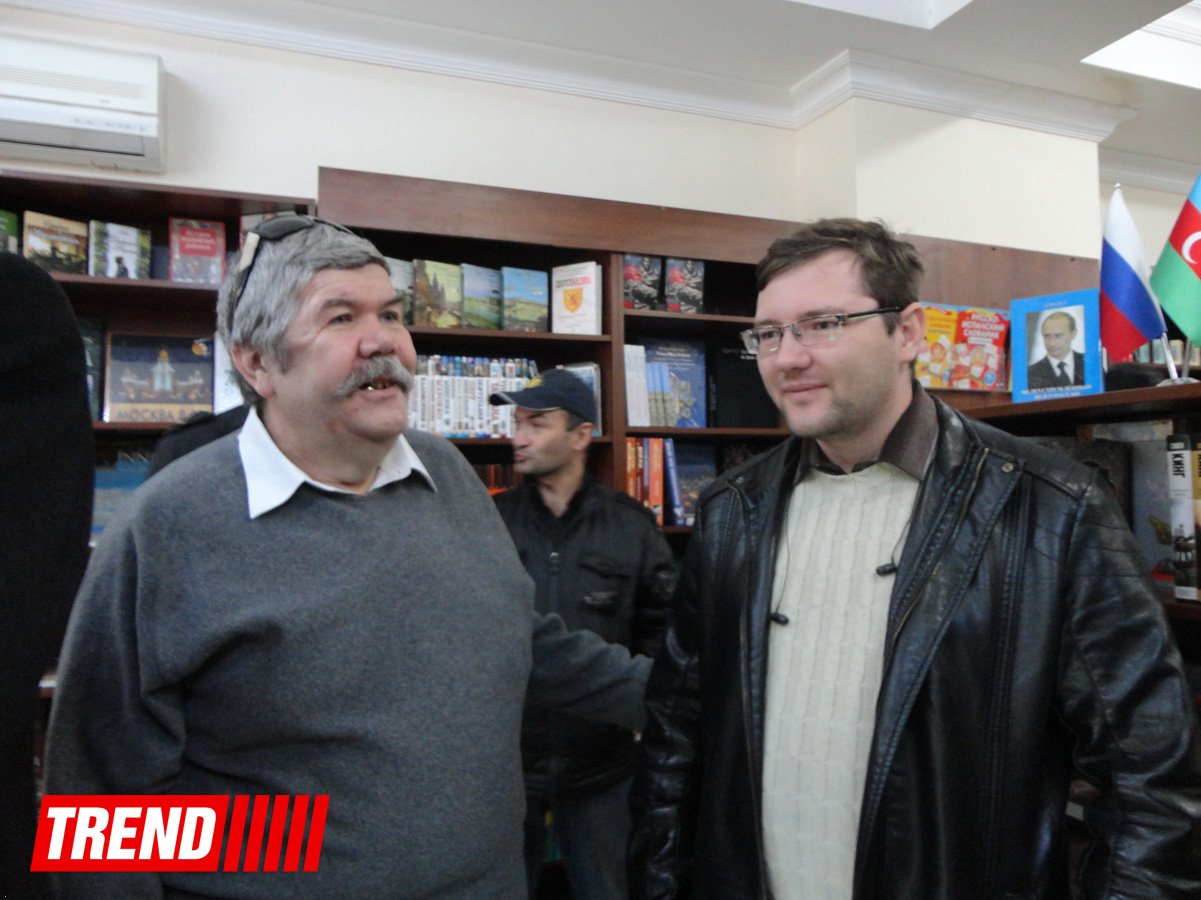 Александр Хакимов представил в Баку новую фантастическую книгу (ФОТО)