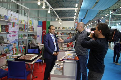 Павильон Азербайджана вызвал большой интерес посетителей книжной выставки в Стамбуле (ФОТО)