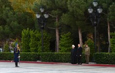 Baku hosts official welcome ceremony for Iran’s president (PHOTO)