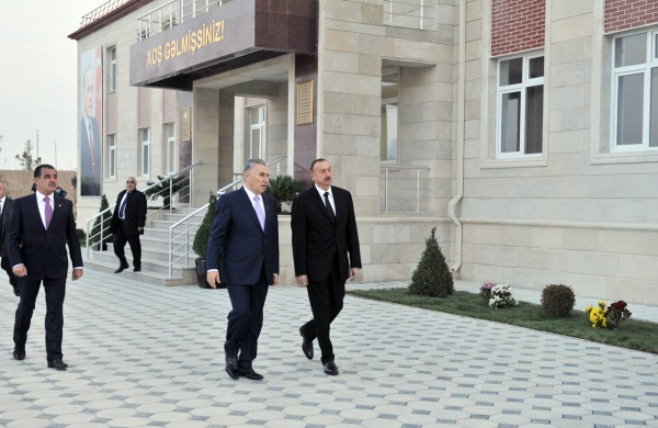 Президент Ильхам Алиев принял участие в открытии нового поселка, построенного в Гяндже для вынужденных переселенцев (ФОТО)
