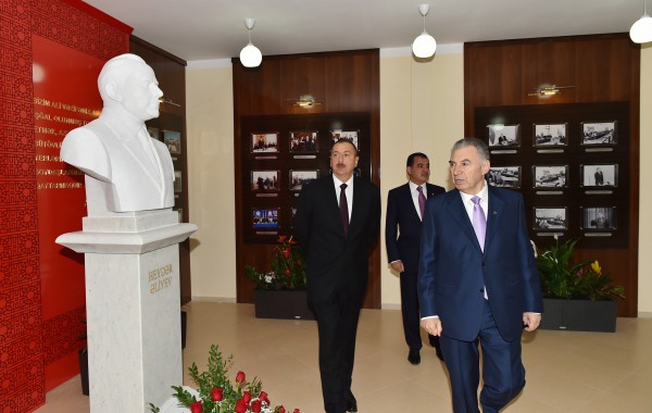 Президент Ильхам Алиев принял участие в открытии нового поселка, построенного в Гяндже для вынужденных переселенцев (ФОТО)
