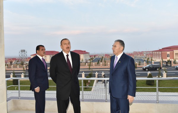 Президент Ильхам Алиев принял участие в открытии нового поселка, построенного в Гяндже для вынужденных переселенцев (ФОТО)