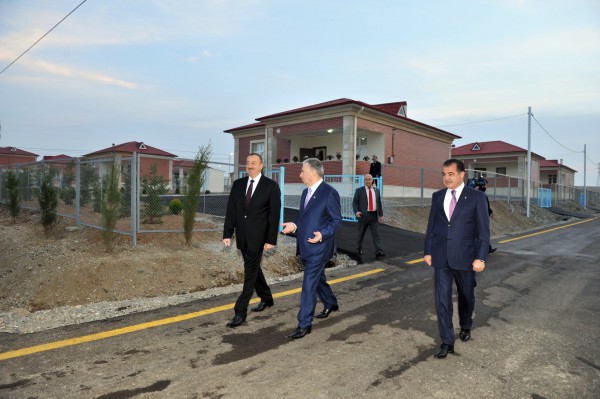 Президент Ильхам Алиев принял участие в открытии нового поселка, построенного в Гяндже для вынужденных переселенцев (ФОТО)
