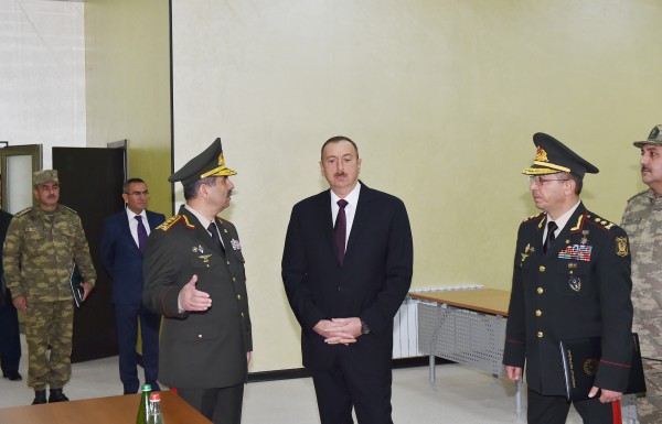 Президент Ильхам Алиев провел оперативное совещание в связи с ситуацией на линии фронта (ФОТО)