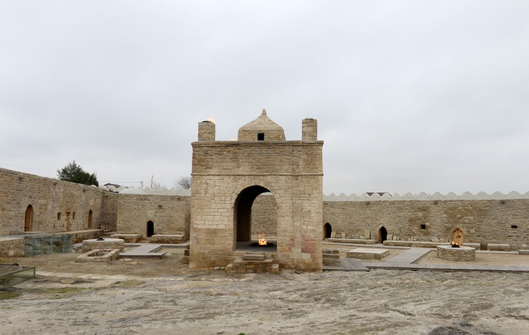Azerbaijan’s First Lady Mehriban Aliyeva visits “Ateshgah Temple” reserve (PHOTO)