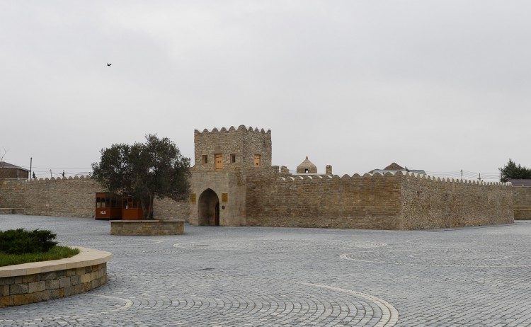 Azerbaijan’s First Lady Mehriban Aliyeva visits “Ateshgah Temple” reserve (PHOTO)