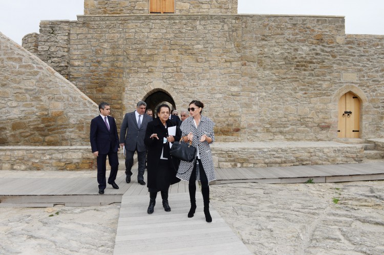 Azerbaijan’s First Lady Mehriban Aliyeva visits “Ateshgah Temple” reserve (PHOTO)