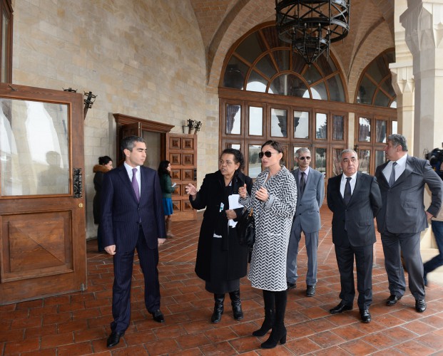 Azerbaijan’s First Lady Mehriban Aliyeva visits “Ateshgah Temple” reserve (PHOTO)