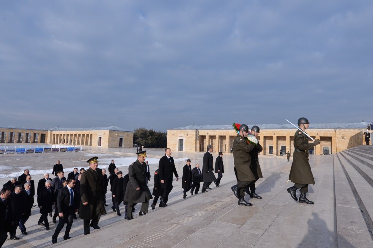 Azerbaijani president visits tomb of Mustafa Kemal Ataturk