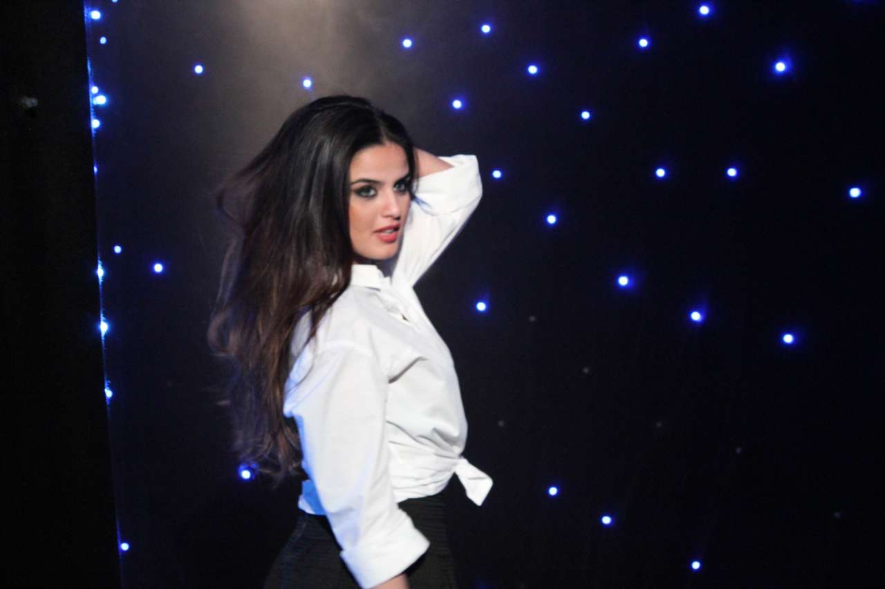 Эльчин Джафаров и Miss İntercontinental в новом клипе "De, adın nə sənin?" (ФОТО)