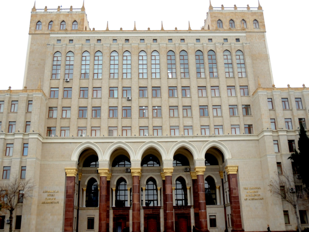 В Азербайджане усиливают контроль над использованием родного языка