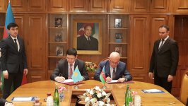 Azerbaijani, Kazakh customs committees sign engagement plan (PHOTO)